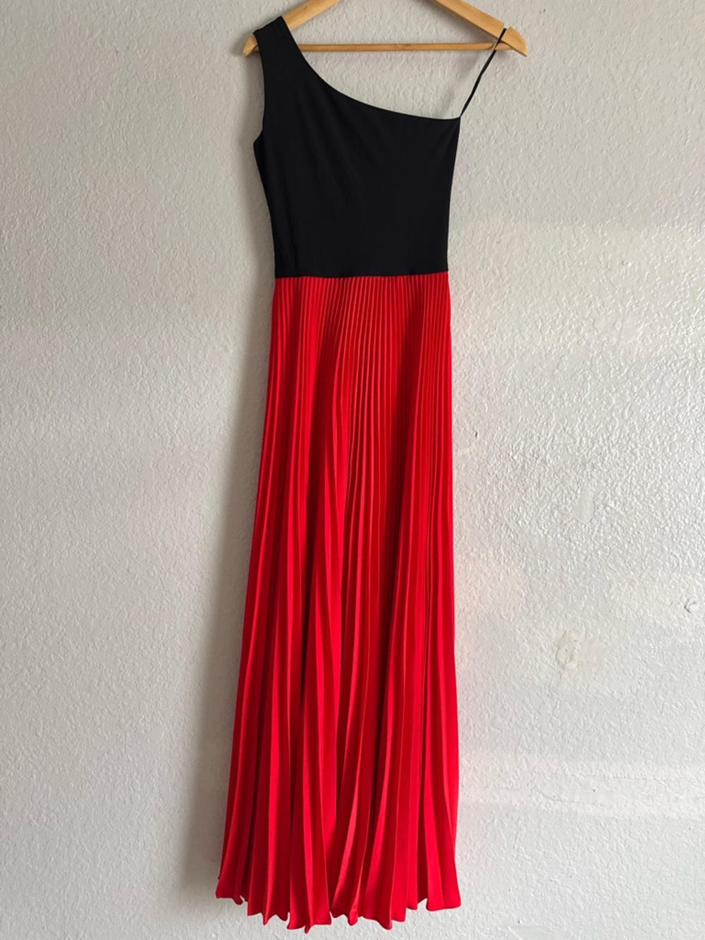 Alexis two-tone one-shoulder pleated maxi dress - Picture 3 of 4